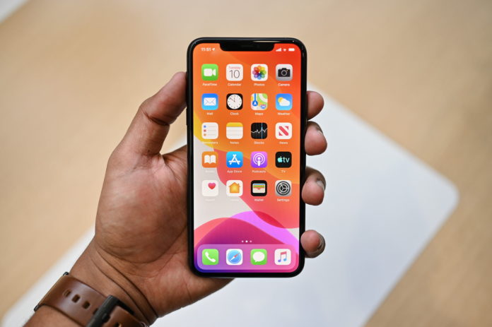 apple-iphone-11-pro-max-hands-on-jc-front-of-phone-apps-v2