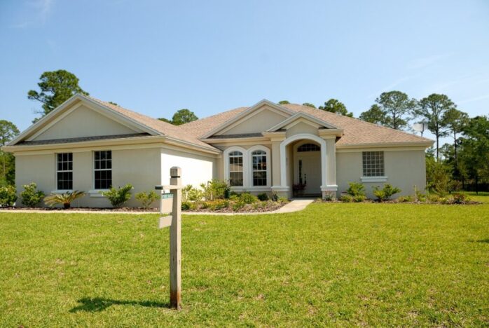 white-and-brown-concrete-bungalow-under-clear-blue-sky-21061772-1024x686