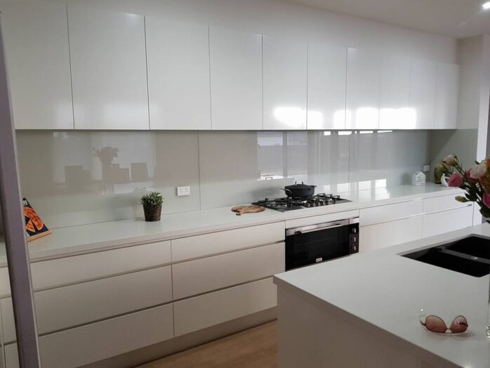 The Advantages of Color Glass Splashbacks in Your Home